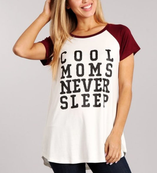 COOL MOM NEVER SLEEPS GRAPHIC TSHIRT||WINE